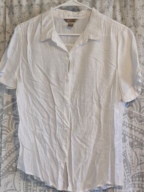 Woman's/Juniors White Short-Sleeve Button-Up Shirt - Classic Lightweight Style